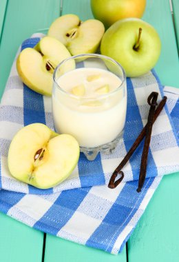 cam üzerinde ahşap masa yakından apple ile lezzetli yoğurt