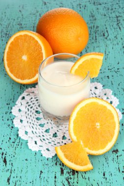 ahşap masa yakın çekim üzerinde turuncu cam lezzetli yoğurt