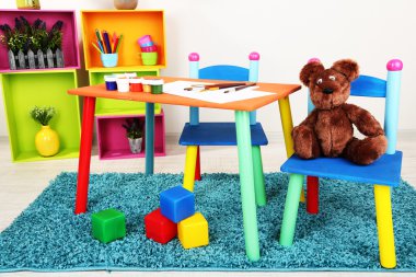 küçük ve renkli masa ve sandalyeler küçük çocuklar için