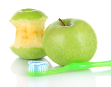 elma üzerine beyaz izole bir diş fırçası ile