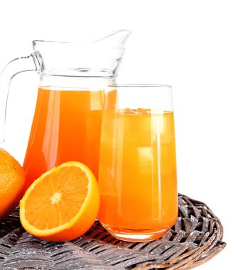 cam ve portakal suyu üzerinde beyaz izole sürahi