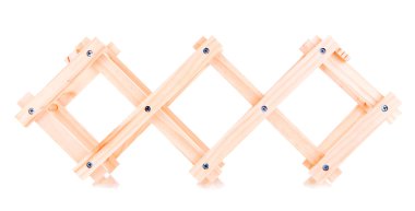 ahşap stand üzerinde beyaz izole şarap şişeleri için