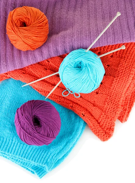 Camisolas de lã coloridas e bolas de lã close-up — Fotografia de Stock