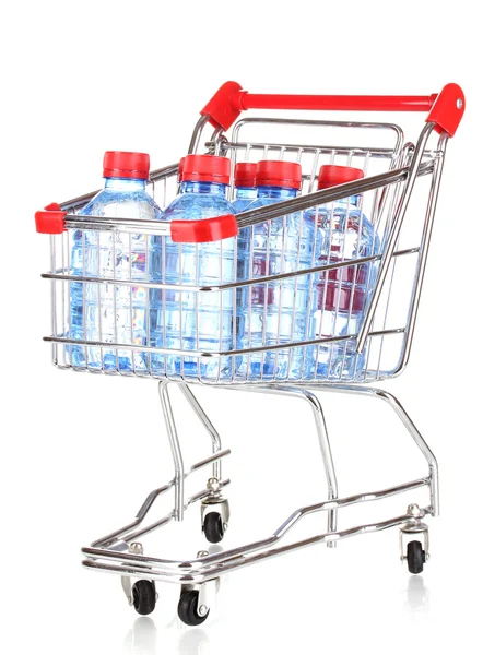 Botellas de plástico de agua en el carro aislado en blanco — Foto de Stock