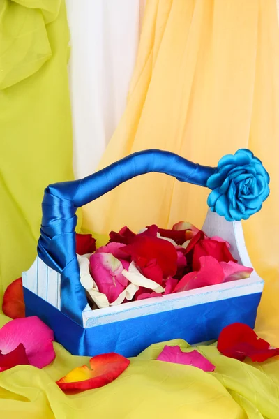 バラの花びら結婚式バスケット — ストック写真