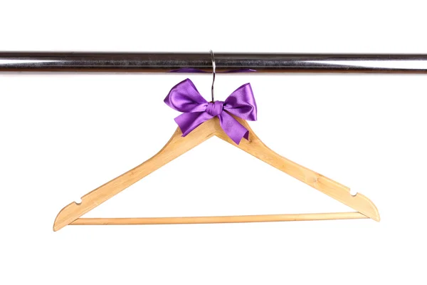 Bellissimo fiocco viola appeso su appendino in legno isolato su bianco — Foto Stock