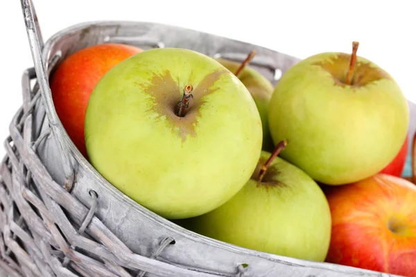 Ripe apples in basket close-up — Stock Photo, Image