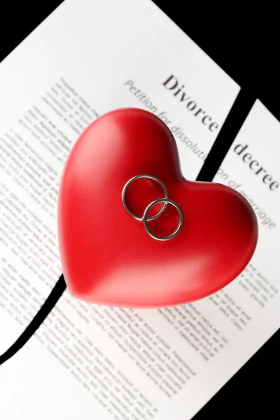 Coeur rouge avec déchiré Décret de divorce document, sur fond noir gros plan — Photo