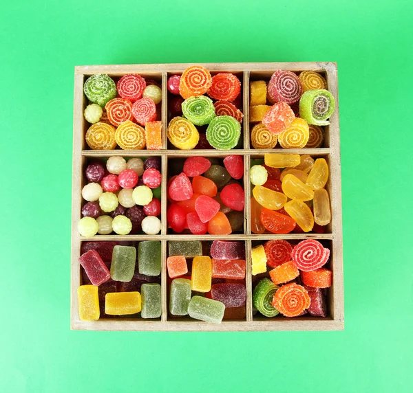 マルチカラー キャンディー色の背景上の木製の箱 — ストック写真