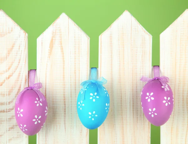 Kunst Pasen achtergrond met eieren opknoping op het hek — Stockfoto