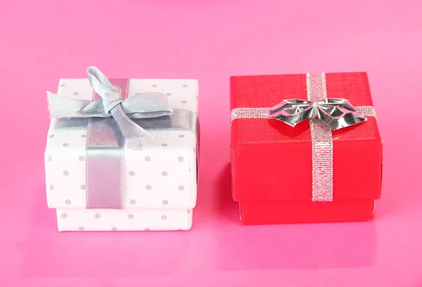 Κουτί δώρου χρώματος με ασημένια κορδέλα, σε φόντο χρώμα — Φωτογραφία Αρχείου