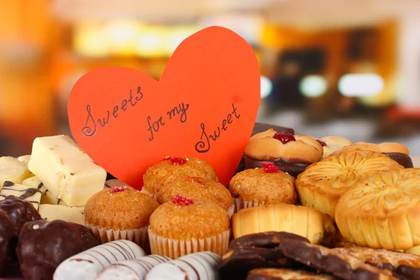 Sweet cookies with valentine card on table in cafe — Stock Photo, Image