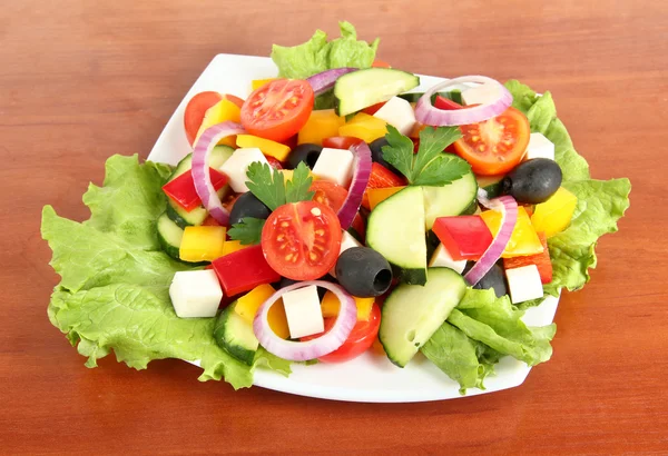 Salada grega saborosa em fundo de madeira — Fotografia de Stock