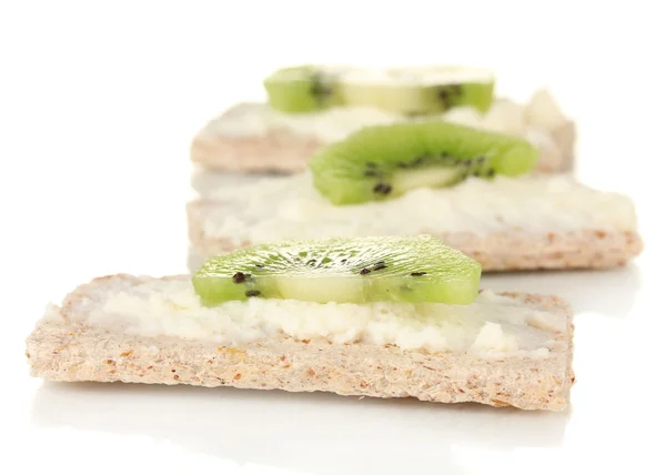 Křupavý chléb se sýrem a kiwi, izolované na bílém — Stock fotografie