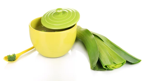 Диетический суп с овощами в чашке изолированы на белом — стоковое фото