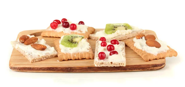 Νόστιμα καναπεδάκια με τυρί, ακτινίδιο και cranberry, αμύγδαλο, την κοπή του σκάφους, που απομονώνονται σε λευκό — Φωτογραφία Αρχείου