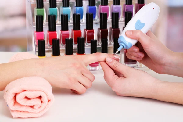 Manicure proces w salonie piękności, zbliżenie — Zdjęcie stockowe