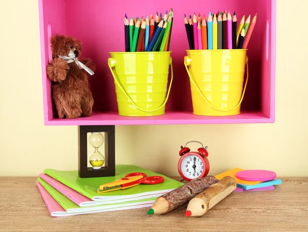 Lápices de colores en cubos en estante sobre fondo beige —  Fotos de Stock