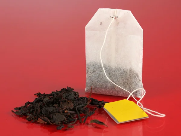 Bolso de té sobre fondo rojo — Foto de Stock