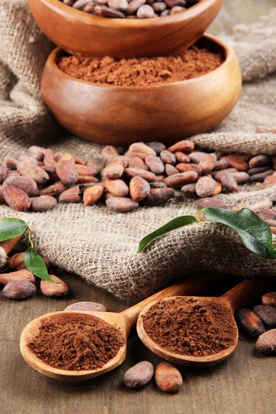 Pudră de cacao și boabe de cacao pe fundal din lemn — Fotografie, imagine de stoc