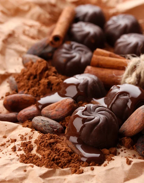 Çikolatalı tatlılar, kakao ve kahverengi zemin üzerine baharat bileşimi — Stok fotoğraf