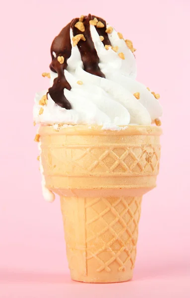 Helado sabroso con chocolate, sobre fondo rosa —  Fotos de Stock