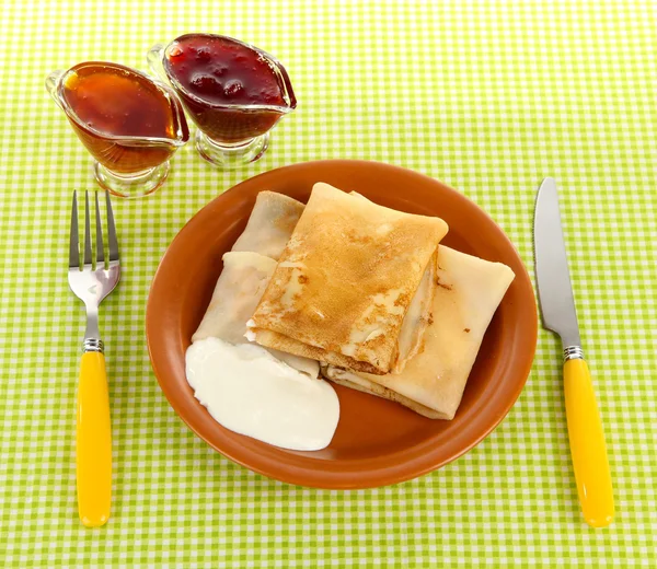 Pannenkoeken met cottage kaas op plaat op de geruite achtergrond — Stockfoto