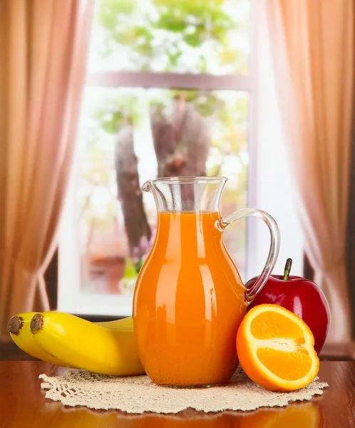 Χυμό πορτοκαλιού σε στάμνα στο τραπέζι στην αίθουσα — Φωτογραφία Αρχείου