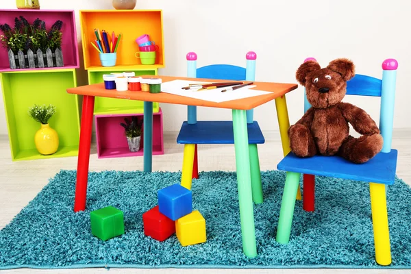 Küçük ve renkli masa ve sandalyeler küçük çocuklar için — Stok fotoğraf