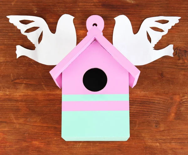 Caja de anidación decorativa con pájaros de papel, sobre fondo de madera — Foto de Stock