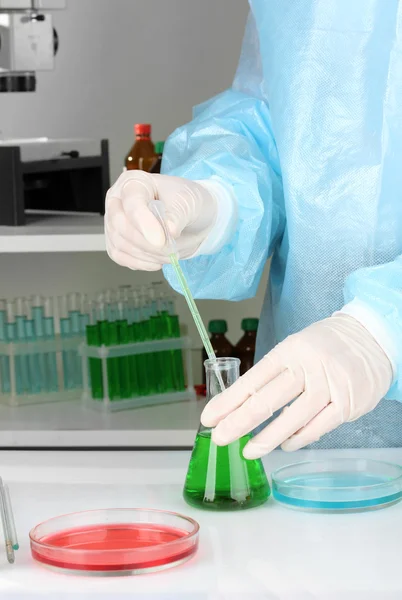 Cientista realizando pesquisa em laboratório de perto — Fotografia de Stock