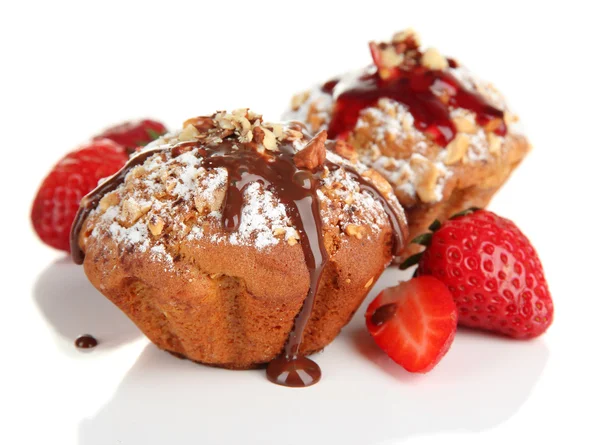 Bolos de muffin saborosos com morangos e chocolate, isolados em branco — Fotografia de Stock