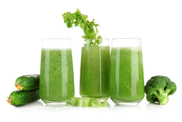 Verres de jus de légumes verts, isolés sur blanc — Photo