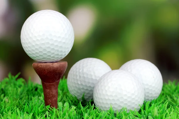 Bolas de golfe na grama ao ar livre perto — Fotografia de Stock