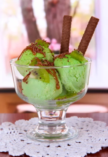 Delicioso helado en la mesa en la habitación —  Fotos de Stock