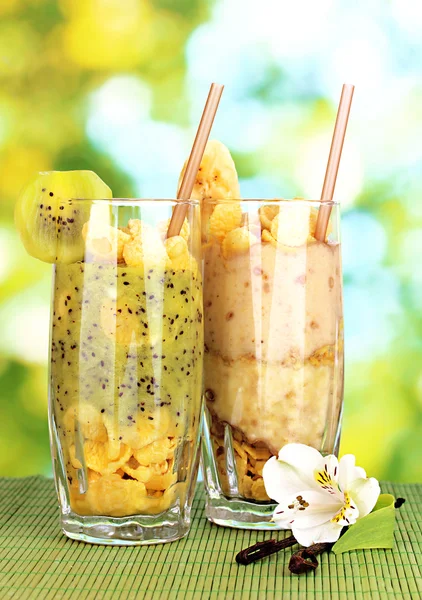 Lekker fruit smoothies op lichte achtergrond — Stockfoto