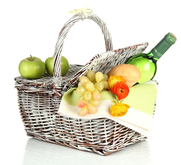 Panier pique-nique aux fruits et bouteille de vin, isolé sur blanc — Photo