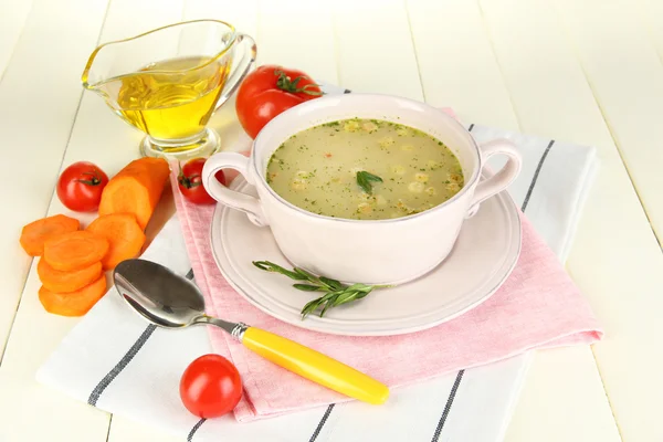 Sopa nutritiva en sartén rosa sobre mesa de madera de cerca — Foto de Stock