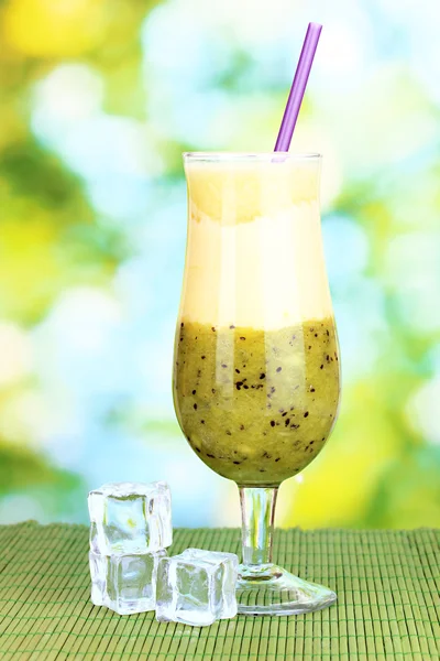 Delicioso smoothie de frutas em fundo brilhante — Fotografia de Stock