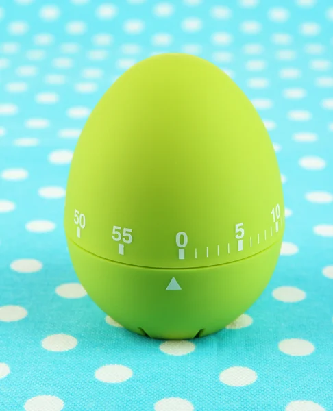 Groene ei-timer, op een achtergrond met kleur — Stockfoto