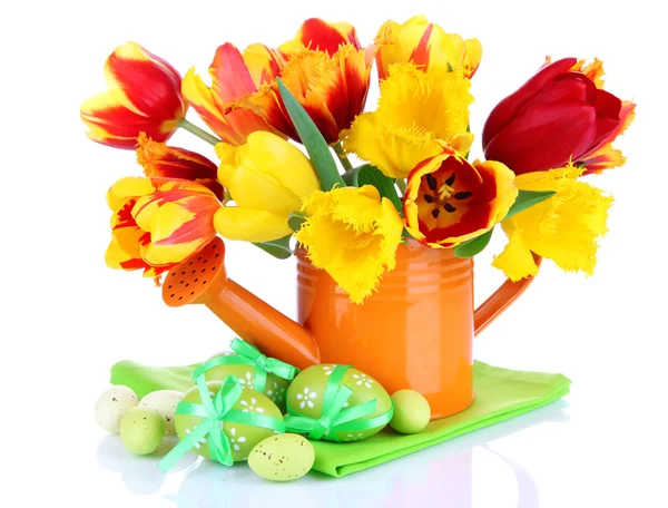 Osterkomposition mit frischen Tulpen und Ostereiern isoliert auf weiß — Stockfoto