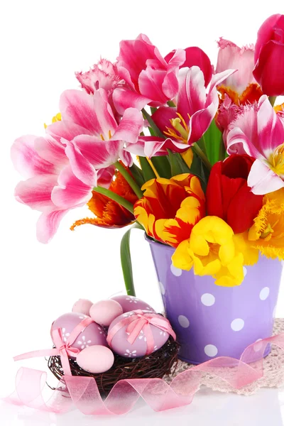 Composição de Páscoa com tulipas frescas e ovos de Páscoa isolados em branco — Fotografia de Stock