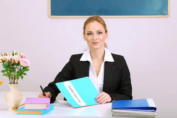 Portret van leraar vrouw die werkt in klas — Stockfoto