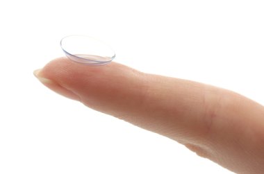 Beyaz üzerine izole edilmiş parmak üzerindeki kontak lens