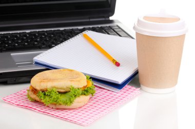 iş yerinde laptop yanında, yemek