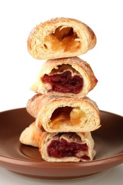 çilek ve beyaz arka plan yakın çekim üzerinde armut ile taze simit