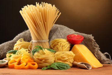 makarna makarna, sebze ve Baharatlar, kahverengi zemin üzerine ahşap tablo