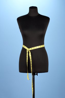 ölçme bant üzerinde mavi arka plan ile boş siyah manken