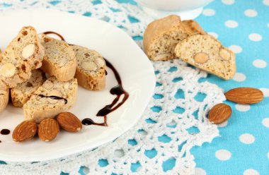 plaka üzerinde mavi masa örtüsü yakın çekim kahve ile aromatik kurabiye cantuccini