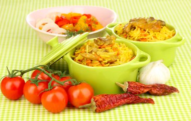 lezzetli pilav makarna masa örtüsü zemin üzerine